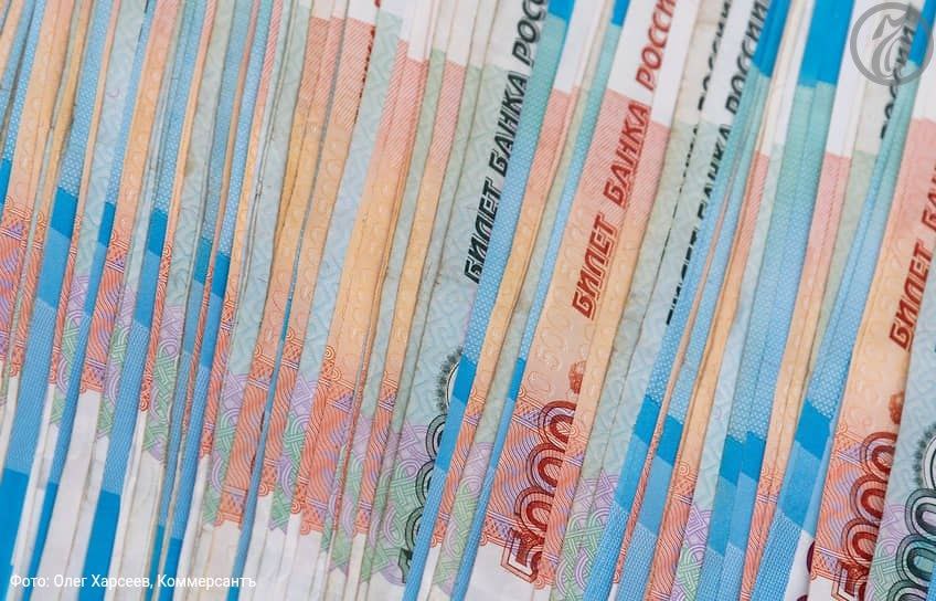 В Камышине задержаны руководители задолжавшего 1,4 млрд рублей кооператива Волгоградское управление Следкома РФ расследует уголовное дело в отношении четырех руководителей кредитного кооператива «Честь» из Камышина. Их обвиняют в злоупотреблении полномочиями. По версии следствия, с 2010 по 2019 год они выдавали необеспеченные займы на 150 млн руб. себе и аффилированным лицам, а в 2019-м, вопреки запрету ЦБ РФ, продолжили деятельность, что привело к банкротству кооператива с ущербом для пайщиков в 700 млн руб. В рамках дела изъяты наличные средства в рублях и иностранной валюте. Сейчас суд рассматривает ходатайства об изоляции фигурантов. Подробнее в материале «Ъ — Средняя Волга»: Честная собственность Все эксклюзивы