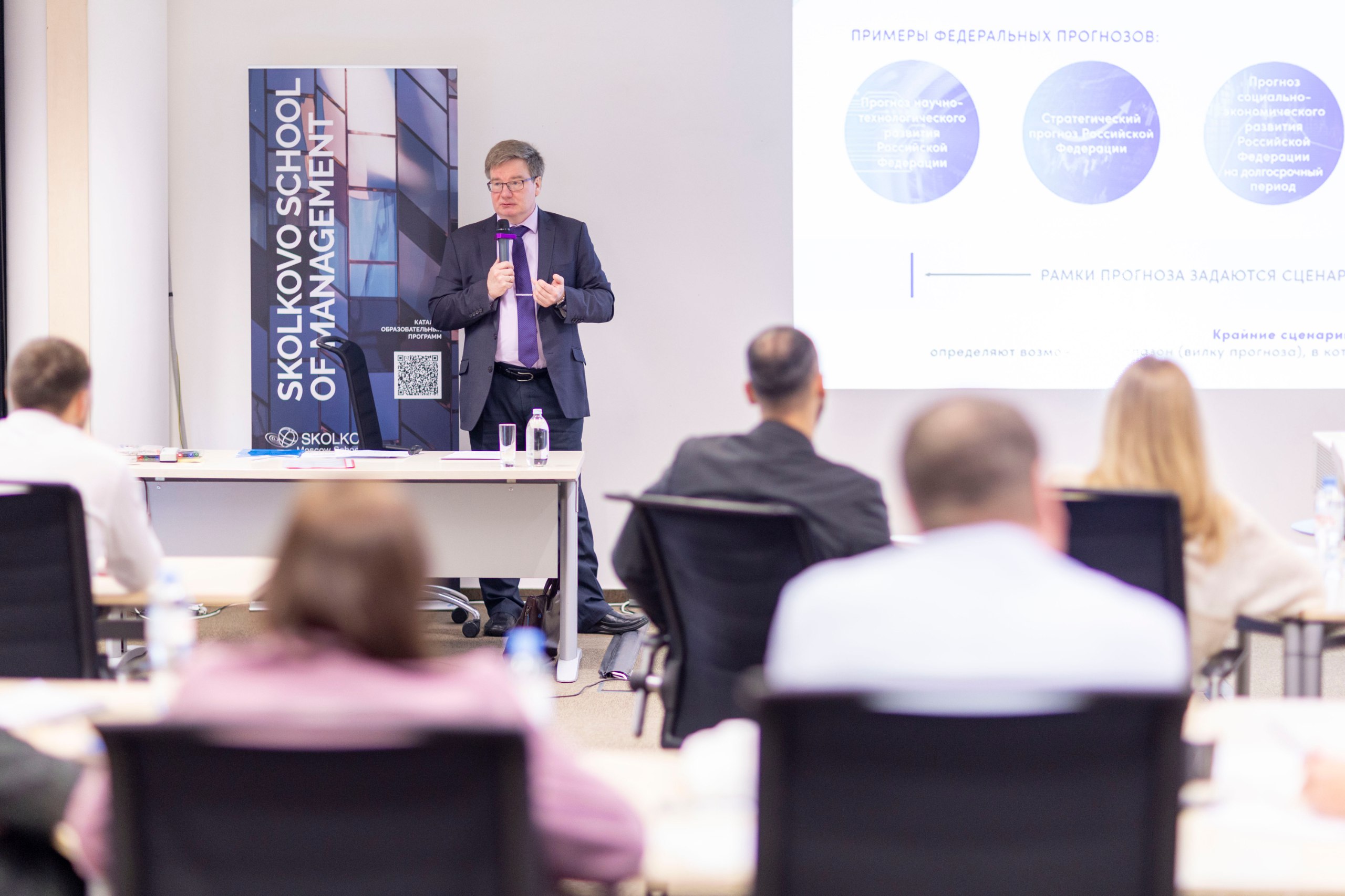 Заместитель генерального директора РЭА Минэнерго России Сергей Романов провел лекцию в рамках образовательной программы Угольные города Программа реализуется Московской школой управления Сколково по инициативе Министерства энергетики Российской Федерации совместно с государственной корпорацией развития BЭБ PФ Основные задачи повышение эффективности угольной отрасли развитие новых направлений городской экономики и повышение качества жизни населения угольных городов Представитель Агентства рассказал о достижениях отрасли за последние 25 лет ключевых задачах на будущее а также поделился принципами и подходами к подготовке проектов на примере действующих отраслевых документов стратегического планирования Основные тезисы выступления В условиях стоящих перед отраслью вызовов важно сконцентрироваться на повышении добавленной стоимости угольной продукции Для этого необходимо формирование угле энергетических угле металлургических и угле химических комплексов позволяющих поставлять на внутренний и внешний рынки не сырье а продукцию более высоких переделов Среди ключевых факторов риска остаются высокая зависимость конкурентоспособности российских углей от логистических затрат и низкая степень диверсификации экспортных рынков Оптимальным решением выступает формирование основных центров экспортоориентированной угледобычи максимально близко к портам и погранпереходам При планировании необходимо осуществлять учет и рассмотрение максимально широкого круга возможных сценариев включая прогнозные сценарии мирового потребления угля подготовленные специалистами РЭА Минэнерго России