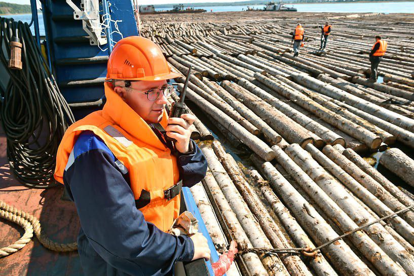 В России можно добиться профицита по потенциальной заготовке хвойной и лиственной древесины На фоне дефицита такого сырья на мировом рынке объемом как минимум 50 70 млн кубометров это может стать потенциальной точкой роста российского ЛПК Еще одна перспективная ниша комплексные проекты в сфере биорефайнинга комплексной переработки древесины с профилированием таких продуктов переработки как лигнин сахар и танины как целевых а не побочных При таком подходе исходная древесина используется на 90 95 Глава комитета архангельского заксобрания Александр Дятлов считает что главное при принятии новой стратегии не осложнить и без того тяжелую ситуацию в лесной отрасли Прибыль предприятий сектора уже упала на 60 указывает он Помимо роста себестоимости производства и низкого спроса в Китае а также жесткой кредитно денежной политики в России он отметил сокращение спроса на внутреннем рынке из за общего охлаждения экономики С учетом этих факторов говорить сейчас нужно не о развитии отрасли которое вряд ли возможно в сложившихся условиях а об антикризисных мерах и мерах поддержки уверен господин Дятлов По его мнению нужно остановить повышение налоговых и неналоговых платежей для ЛПК а также ввести мораторий на банкротства предприятий и принять десятилетиями обсуждаемый закон о лесных дорогах Также чиновник заявил о важности создания единого органа управления отраслью так как сейчас в законодательстве не указано какие министерства за нее ответственны Сегодня ЛПК занимается и Минприроды и Минпромторг и Рослесхоз и еще кто то Но по факту у семи нянек дитя без глаза Поэтому хорошо если бы правительство рассмотрело вопрос создания министерства лесопромышленного комплекса Пока эти предложения не нашли отклика в предлагаемой стратегии говорит Александр Дятлов