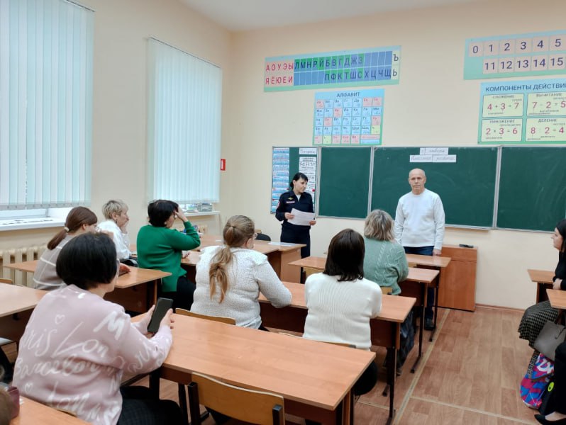 Полицейские и общественник Морозовского района провели профилактическую беседу  В рамках Всероссийской акции «Студенческий десант» сотрудники Межмуниципального отдела МВД России «Морозовский» совместно с председателем Общественного совета при территориальном органе Валерием Плато встретились с моложежью города Морозовска, в том числе посетили, где провели беседу с учащимися и преподавателями средней общеобразовательной школы № 1.  Во время встречи сотрудник отделения по делам несовершеннолетних лейтенант полиции Елена Последова рассказала о наиболее распространенных мошеннических схемах, используемых преступниками, а также о самых действенных мерах предосторожности, соблюдение которых поможет предотвратить негативные последствия в виде утраты денежных средств и персональных данных граждан и защитить свои финансы. Валерий Плато вручил участникам встречи тематические памятки по профилактике IT-преступлений. Он также отметил, что несмотря на все более сложные преступные схемы, используемые преступниками, граждане могут эффективно противостоять им. Общественник призвал участников мероприятия не сообщать свои персональные данные и реквизиты банковских карт посторонним лицам, а также не следовать сомнительным советам.  Кроме того, правоохранители рассказали о деятельности добровольных народных дружин и порядке вступления в них.  #gumvdro #мвд #мвд61 #МВДРоссии #полиция #ростов #ростовскаяобласть #БудьвФорме