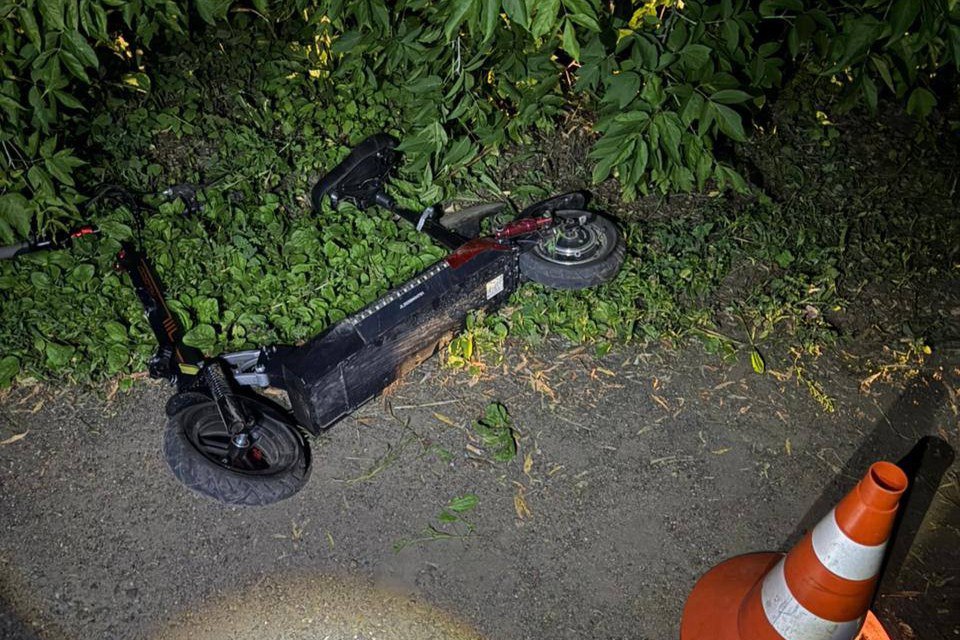 Под Оренбургом в ДТП с автомобилем пострадал 8-летний водитель электросамоката    Авария произошла в 600 метрах от дома №2к.3 на улице Янтарной села Нежинка Оренбургского района.    По предварительным данным, 8-летний водитель электросамоката ехал по улице Янтарной со стороны санатория Дубовая Роща в направлении улицы Школьной. На встречной полосе он столкнулся с автомобилем «Лада Гранта» под управлением 39-летнего водителя.   Ребенок получил различные травмы. Его госпитализировали.  Фото: УМВД по Оренбургской области