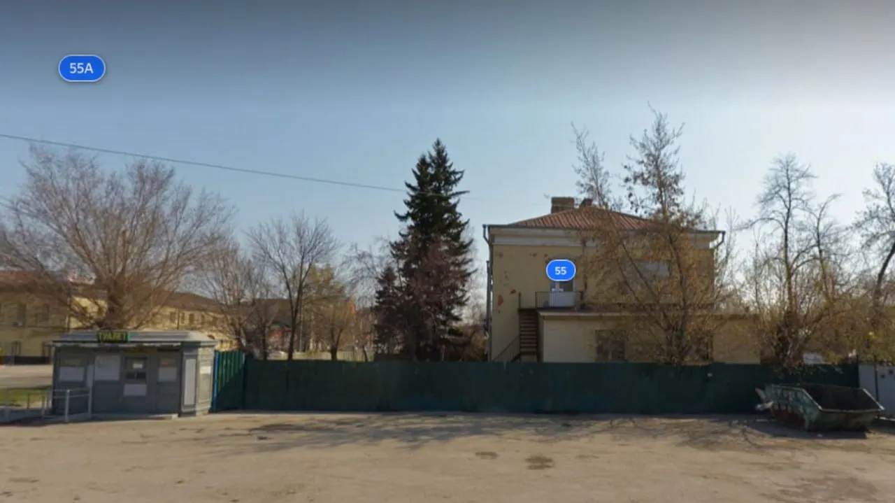 Водителей автобусов попросили не справлять нужду под окнами детсада в Барнауле Родители воспитанников детсада 76 расположенного возле площади Спартака пожаловались на водителей справляющих нужду под окнами учреждения пишет Инцидент Барнаул Как отмечается рядом с конечной остановкой автобусов и маршруток стоит туалетный модуль однако он закрыт Из за этого некоторые водители справляют нужду прямо возле забора детского сада буквально напротив окон групп и детской площадки Дети все это видят на улице и из окон Летом стоит ужасная вонь пожаловались родители Воспитатели также обеспокоены ситуацией Родительский комитет просит навести порядок и открыть туалет на конечной остановке Фото Яндекс Карты