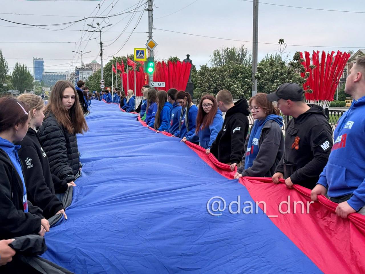 Молодежь развернула в центре Донецка двухсотметровый флаг ДНР «Это флаг практически тысячу квадратов. Участвуют порядка 250 ребят, которые всю ночь смотрели патриотические фильмы про Донецкую весну и про то, как наши деды защищали в Великую Отечественную войну, в том числе, и Донбасс. Поэтому сегодня под утро все решили собраться и провести такое прекрасное мероприятие в центре Донецка, в нашем сердце Республики», — рассказал врио председателя Правительства Республики Андрей Чертков. Участвовали в развертывании флага команды «Молодой Республики» и «Молодой Гвардии Единой России», а также министр молодежной политики Кирилл Макаров. Подписаться