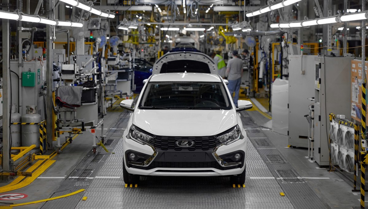АвтоВАЗ начал собирать Lada Iskra на Автозаводе Санкт Петербург это бывшее предприятие Nissan Серийное производство модели с апреля 2025 года налажено также в Тольятти vc ru transport 2222392