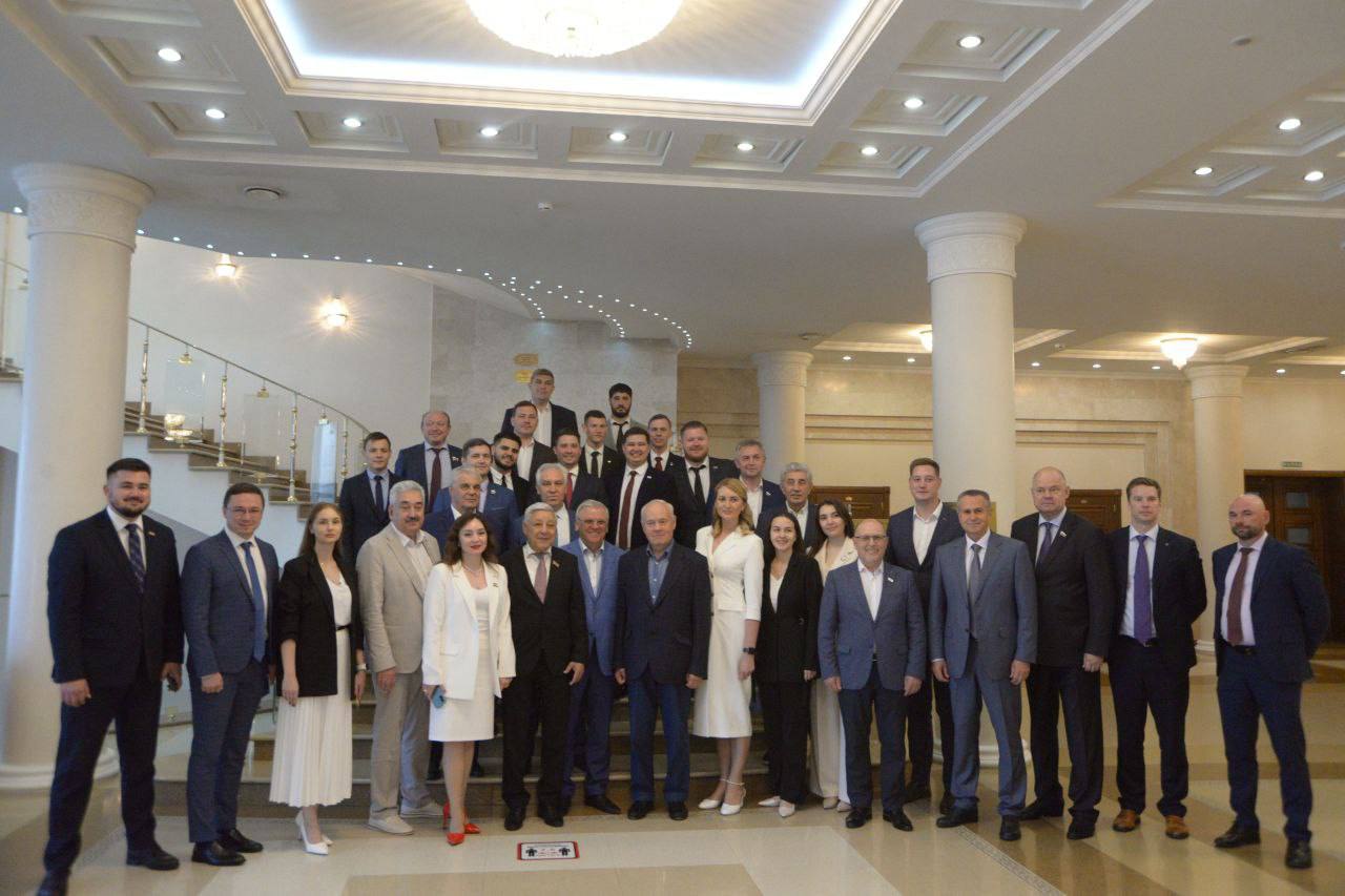 XI заседание Ассоциации молодежных парламентов ПФО  В Пензе, вместе с Леонид Черкесов, принял участие в XI заседании Ассоциации молодежных парламентов при законодательных органах власти субъектов ПФО. Обсудили развитие молодежной политики, в том числе популяризацию национальных и народных видов спорта.   Было принято решение обратиться в аппарат Полпреда Президента РФ в ПФО с предложением включить соревнования по национальным и народным видам спорта в конкурсную программу проекта для работающей молодежи «МолоТ»  Молодежный труд . Затронули и другие не менее важные вопросы, проект решений будет сформирован с учетом доработок.   Эти меры помогут сохранить традиции и укрепить интерес молодежи к спортивному наследию России.