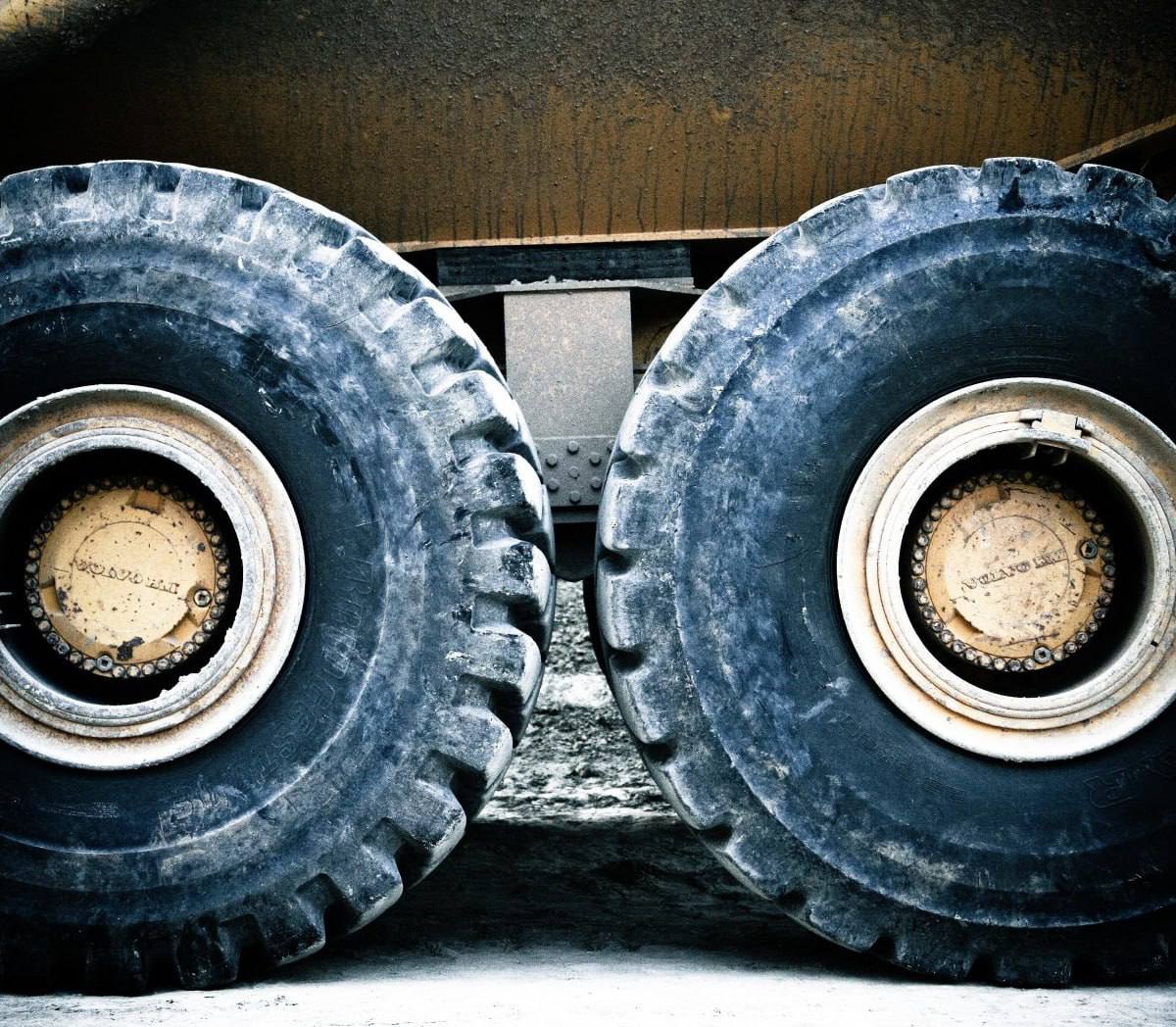 На Сахалине проверили компанию сотрудника которой насмерть переехал грузовик Сахалинская Гострудинспекция завершила незамедлительную внеплановую проверку индивидуального предпринимателя после несчастного случая со смертельным исходом Напомним 6 октября в Углегорске грузовик самопроизвольно наехал на водителя который осматривал ходовую часть Работник погиб В ходе проверки выявлены нарушения обязательных требований не проводилось обучение технике безопасности не было контроля за условиями труда не проведена специальная оценка условий труда работники не были обеспечены средствами индивидуальной защиты и смывающими средствами По итогам проверки составлен акт выдано обязательное для исполнения Предписание об устранении выявленных нарушений Срок исполнения предписания находится на контроле Гострудинспекции tochka 65 Подписывайся на ИНЦИДЕНТ САХАЛИН