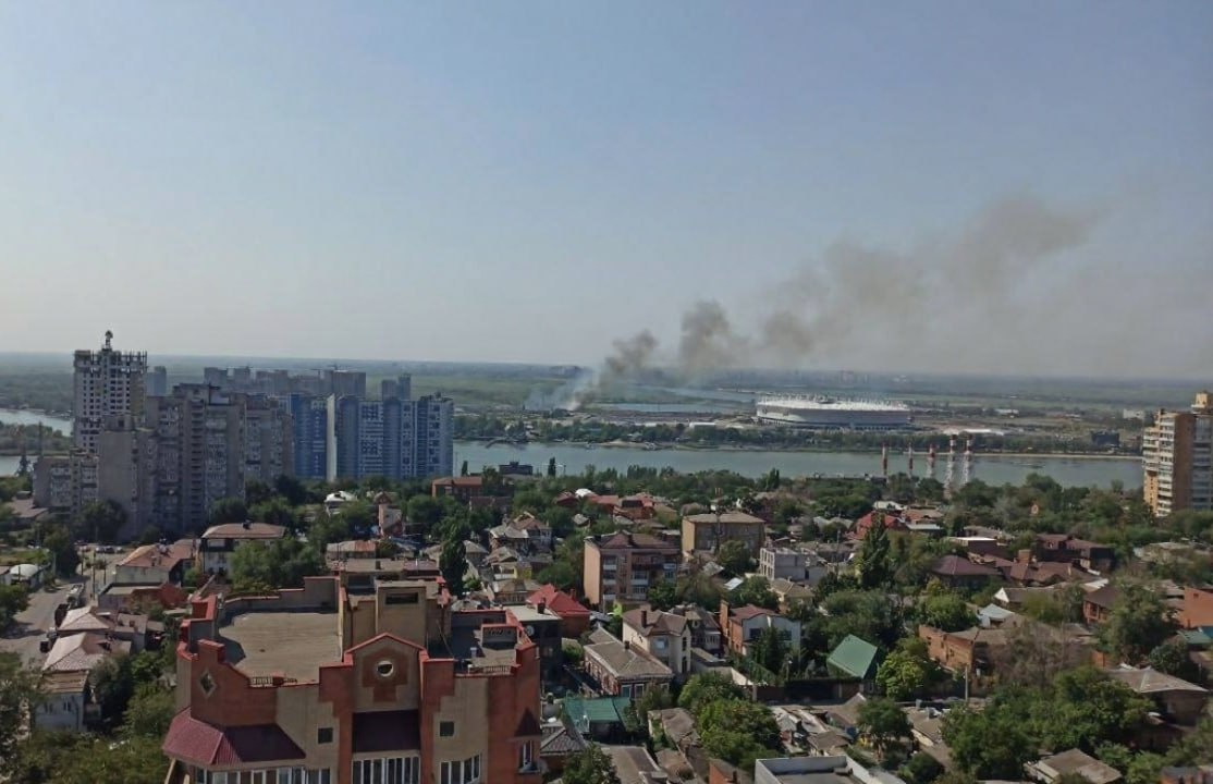 В Ростове на Левом берегу Дона горит камыш, пламя охватило 500 квадратов.  Инцидент случился на улице Левобережной, 2У. По данным МЧС, площадь возгорания достигла 500 квадратных метров.   На месте работают пожарные, огонь тушат 14 человек.    Подписаться   Связь с редакцией
