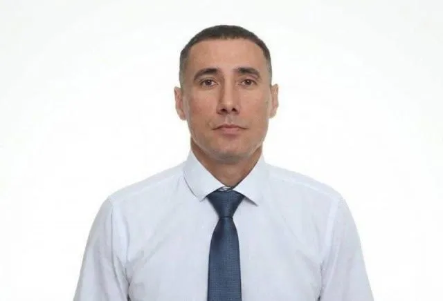 Александр Навродский официально стал руководителем департамента градостроительства мэрии Красноярска Он вступил в должность 9 апреля хотя исполнял обязанности начальника еще с начала марта До этого чиновник трудился в Корпорации развития Енисейской Сибири а также работал заместителем главы этого же городского департамента Прошлого руководителя ведомства Сергея Шикунова уволили в феврале вместе с пятью другими чиновниками Подробнее на Бабре красноярск kras 24