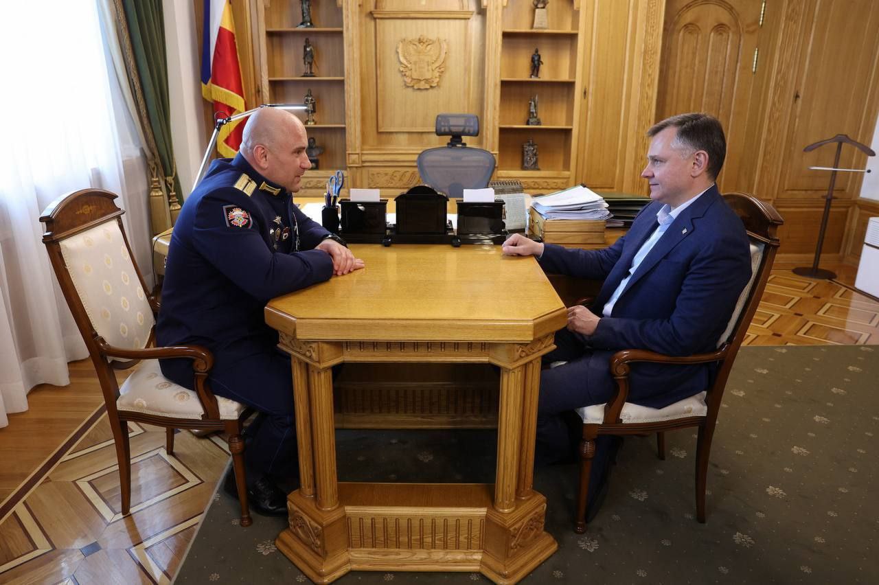 Губернатор Ростовской области стал наставником героя СВО в программе "Время героев" Глава Ростовской области Юрий Слюсарь взял шефство над участником специальной военной операции Николаем Прутиковым в рамках президентской программы "Время героев". Кавалер двух орденов Мужества на протяжении трех месяцев будет проходить стажировку в органах власти региона, знакомиться с работой местных администраций и предприятий. 45-летний Николай Прутиков - уроженец Донецка Ростовской области, выпускник Невиномысского института экономики. Начинал службу рядовым, а сегодня командует взводом барражирующих боеприпасов. Его боевой путь включает операции на Северном Кавказе, в Сирии и зоне СВО. Во время встречи с участником программы, губернатор отметил важность применения военного опыта в мирной жизни, особенно в сфере беспилотных технологий. В Ростовской области уже создан научно-производственный центр беспилотных авиационных систем, где будут разрабатывать гражданские применения дронов - от сельского хозяйства до мониторинга дорожного движения. "Региону нужны такие люди - патриоты с жизненным опытом и здоровой мотивацией" подчеркнул Слюсарь. Особое внимание было уделено предстоящей работе по социальной реабилитации участников боевых действий. Программа стажировки включает знакомство со всеми ключевыми направлениями работы региональных органов власти. По ее завершении Николай Прутиков сможет применить полученные знания как в государственной службе, так и в гражданских отраслях, где востребованы его профессиональные навыки. Подписаться Поддержать канал бустом