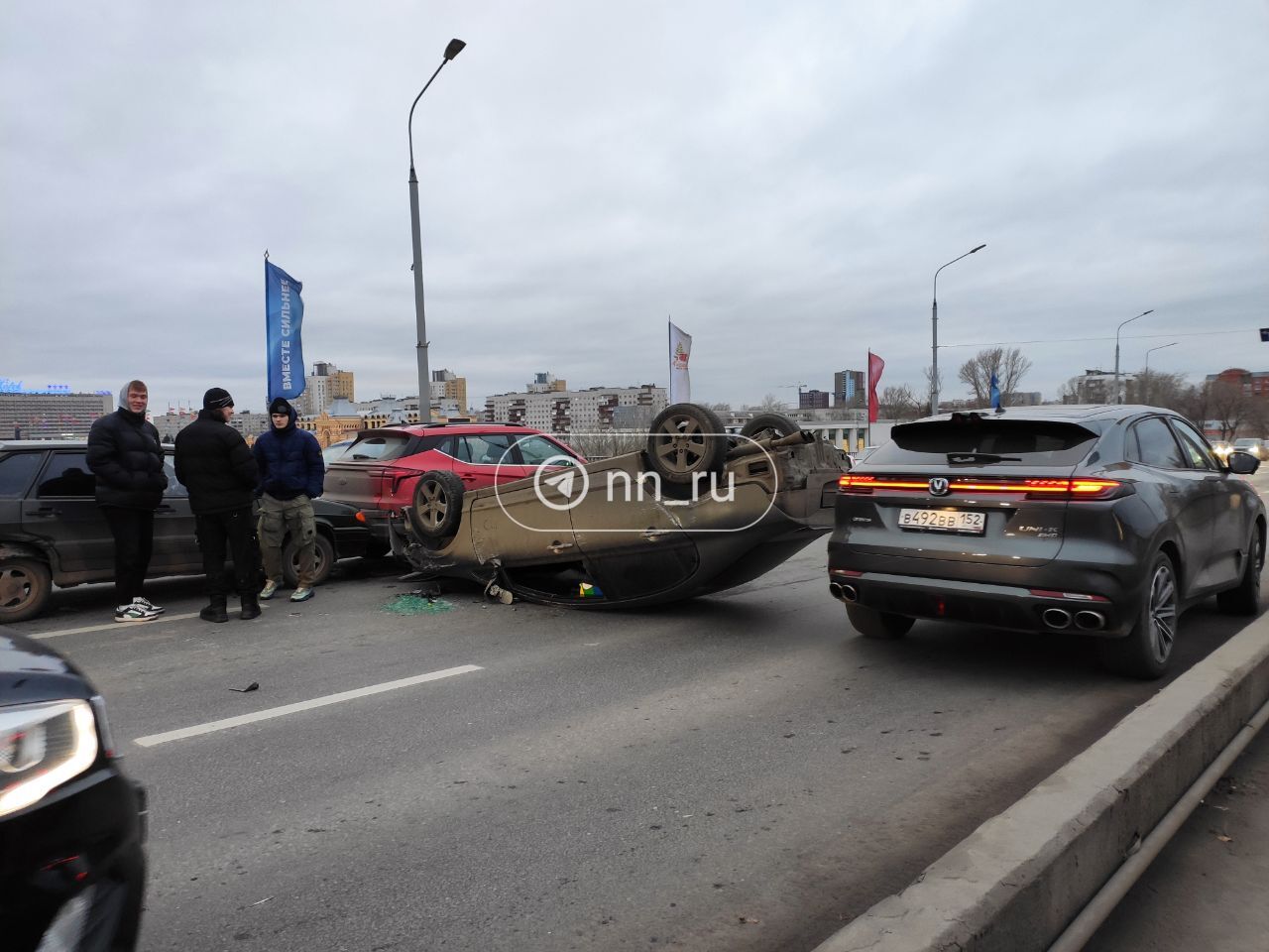 Легковушка перевернулась в начале Канавинского моста в заречной части города. К счастью, в аварии никто не пострадал.   Движение полностью встало от Речного вокзала до съезда с моста.