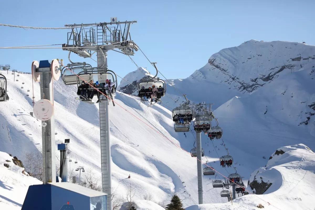 Горнолыжный сезон в Краснодарском крае в этом году может продлиться дольше обычного По словам научного руководителя Гидрометцентра Романа Вильфанда из за большого количества снега катание точно будет до конца марта а скорее всего до середины апреля Такие снежные зимы бывают редко По данным курорта Роза Хутор на высоте 2320 метров высота снежного покрова сейчас составляет 226 см на высоте 1600 метров 196 см на 1550 метров 155 см В прошлом году курорт завершил сезон в апреле в этом есть все шансы кататься не меньше Кубанские Новости   Мы в MAX