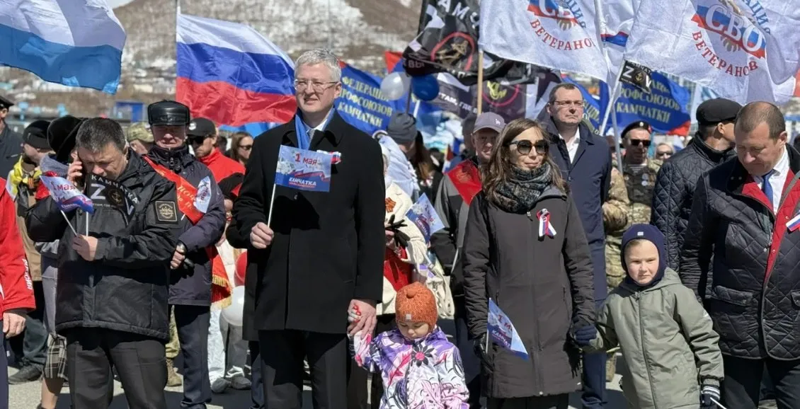 Губернатор Камчатки с семьёй прошёл в колонне трудовых коллективов края В центре Петропавловска Камчатского прошло шествие трудовых коллективов посвящённое Празднику Весны и Труда В первой колонне прошёл губернатор Камчатского края Владимир Солодов с семьёй Нажмите для подробностей   kam24 ru news main 20260501 127849 html
