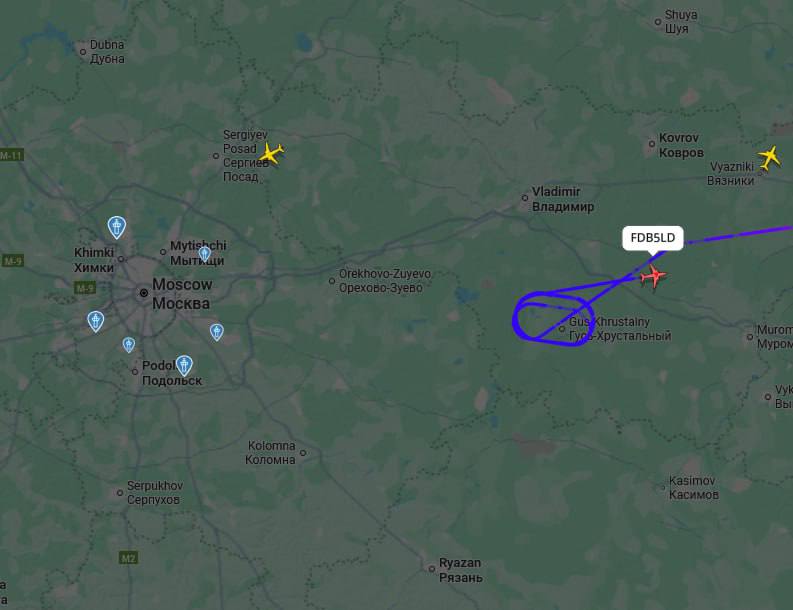 Два самолёта летевших в Москву кружат над Владимирской областью из за атаки украинских беспилотников на столицу Тем временем уничтожен уже девятый дрон Росавиация сообщила о временных ограничениях в аэропорту Жуковский Ранее были введены ограничения в Шереметьево Домодедово и во Внуково UPD Собянин сообщил об уничтожении десятого за ночь БПЛА летевшего на Москву Подпишись RogandarNEWs мы в MAX