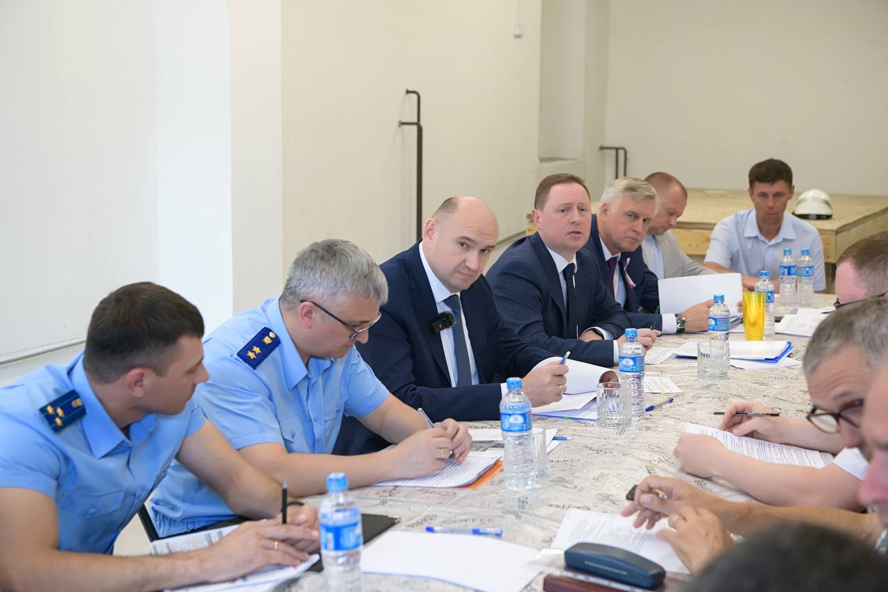 Врио губернатора Оренбургской области Евгений Солнцев оценил ход строительства водопроводных очистных сооружений в поселке Первомайском Оренбургского района  В ходе рабочей поездки Евгений Солнцев во второй раз посетил строительную площадку очистных сооружений, возводимых с 2023 года. В выездном совещании приняли участие вице-губернатор – заместитель председателя Правительства – министр строительства, жилищно-коммунального, дорожного хозяйства и транспорта Оренбургской области Александр Полухин и прокурор Оренбургской области Руслан Медведев.  Впервые Евгений Солнцев посетил объект в апреле текущего года, когда строительная готовность составляла около 80%. К тому моменту были возведены основные здания и сооружения, включая двухэтажное здание очистных сооружений, блочно-модульная котельная, канализационная насосная станция. Были смонтированы резервуары-отстойники, резервуары осветленных и промывных вод, а также два новых резервуара питьевой воды. На 100% было выполнено обустройство объекта всеми необходимыми инженерными сетями: водоснабжения, водоотведения, электроснабжения и газоснабжения.  Изначально завершение строительства планировалось до конца 2024 года. Однако темпы работ значительно снизились в связи с неоднократным внесением изменений в проектную документацию со стороны заказчика – администрации Первомайского поссовета, и подрядчика – ООО «СтройТехЭксперт». На текущий момент объем выполненных работ увеличился всего на 1,7% с момента предыдущей инспекции.  – Строительный сезон в разгаре, и вести работы в таком низком темпе – непозволительно. Поставил задачу подрядчику – сдать этот важный объект до 1 августа. Если не справится, вопрос будем решать с участием надзорных и правоохранительных органов, – подчеркнул Евгений Солнцев.  Кроме того, врио губернатора потребовал навести порядок на строительной площадке и прилегающей территории. Строительство водопроводных очистных сооружений в поселке Первомайском Оренбургского района реализуется в рамках федерального проекта «Чистая вода».