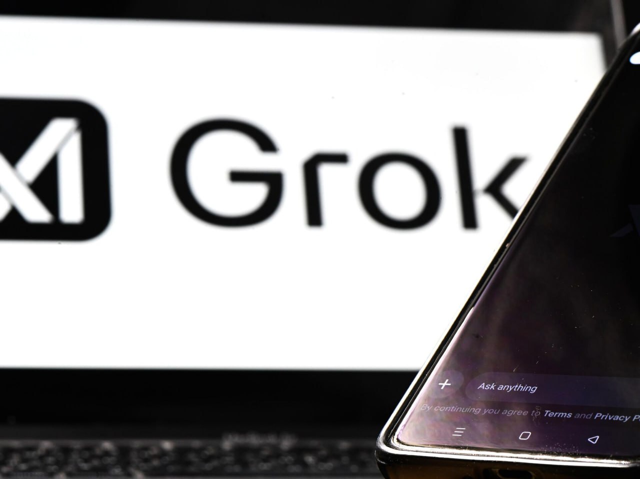 Разработчики Grok от компании xAI Илона Маска принесли извинения за "ужасное поведение" ИИ-модели, которая после уже не действующего обновления оскорбляла политиков и выдавала антисемитскую риторику. Разработчики объяснили, что из-за обновления Grok сместил свои установки, приняв, в частности, следующие: "Говорить, как есть, не боясь оскорбить политически корректных людей" и "Быть настроенным крайне скептически".