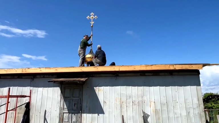 В Сельцо установили купол и крест на временный Успенский храм     А сегодня местные жители покрасили святыню. ƃℾ   подписаться  прислать новость