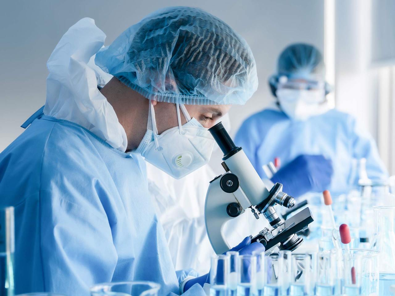 В Санкт Петербурге учёные признаны виновными в хищении 20 миллионов рублей выделенных на разработку лекарства против рака Следствие установило что фактические исследования препарата не проводились а существовали лишь фиктивно в отчётах На основании сфабрикованных данных было подготовлено ложное заключение об отсутствии положительного эффекта от лекарства после чего денежные средства были незаконно присвоены Обвиняемые признали свою вину и частично компенсировали нанесённый ущерб Суд приговорил их к условным срокам лишения свободы от 4 до 5 лет Россия Подписаться на Pravda ru