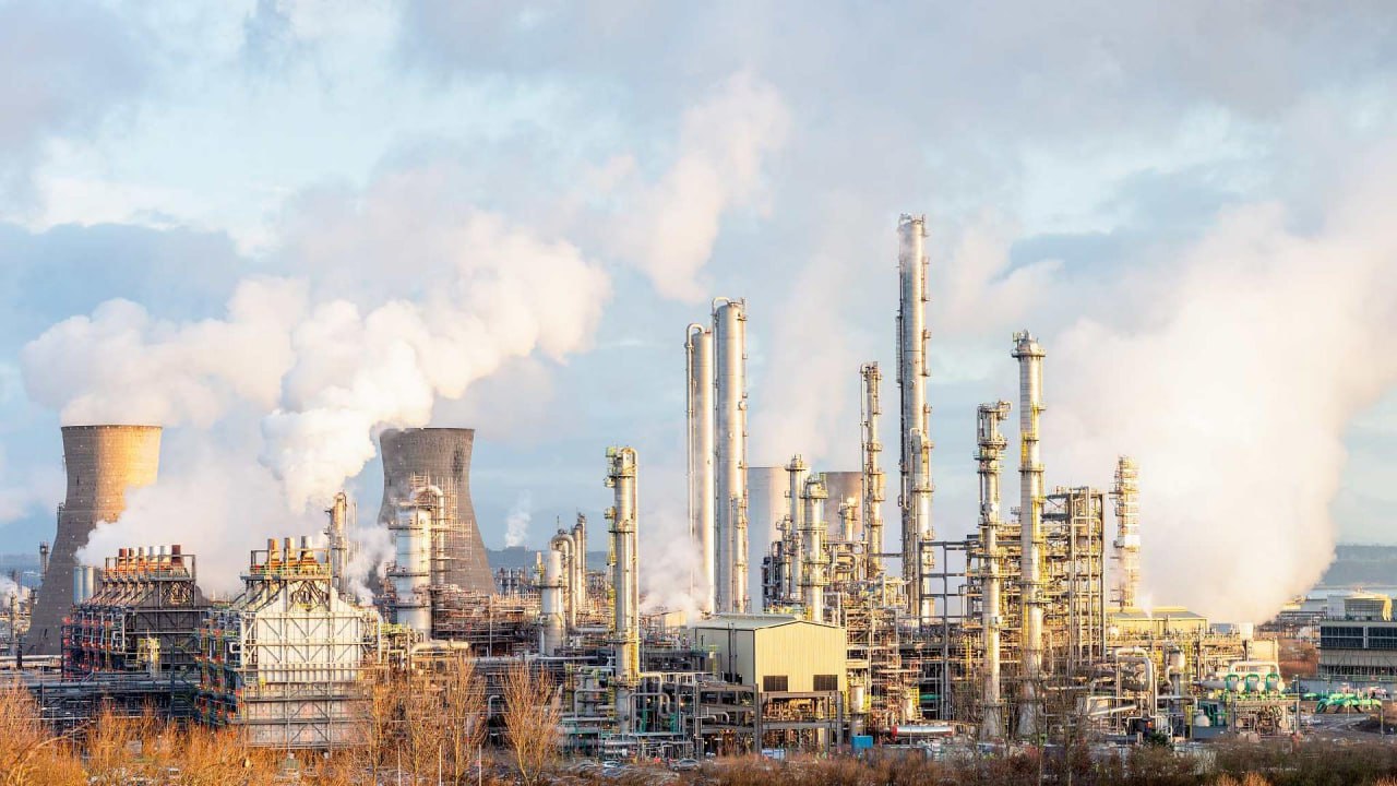 Столетний НПЗ Grangemouth в Шотландии остановили навсегда Единственный на территории Шотландии нефтеперерабатывающий завод Grangemouth, управляемый компанией Petroineos, остановил переработку сырой нефти с 28 апреля, сообщили представители предприятия, на которых ссылается Reuters. Теперь Шотландия будет закрывать потребности в нефтепродуктах исключительно с помощью импорта. В Petroineos заявили, что вложат 50 млн фунтов порядка $67 млн в строительство топливного приемного терминала. YouTube sponsr.ru