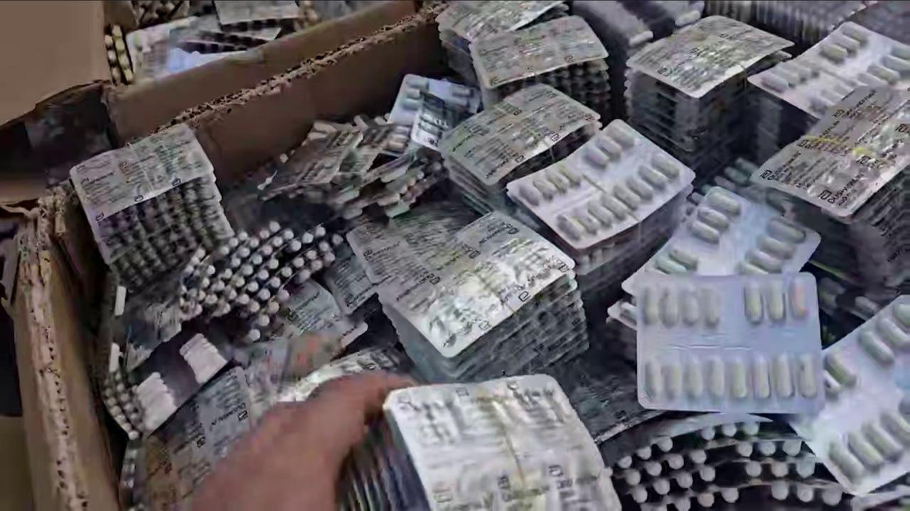 В одной из аптек Ташкента изъяли некачественные лекарства на сумму 3,5 млрд сумов 21,7 млн руб. . Правоохранители нашли там более 57 тыс. сомнительных препаратов и оборудование для их изготовления, сообщает со ссылкой на Службу госбезопасности республики. Изъятые лекарства не были зарегистрированы в госреестре, у них отсутствовали сертификаты соответствия, а часть из них оказалась контрафактом.