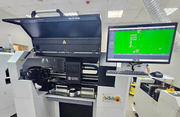 В России стартовал серийный выпуск оборудования для SMD-монтажа печатных плат Компания «Эксперт Групп» начала серийный выпуск первого российского оборудования для поверхностного surface-mount device, SMD монтажа печатных плат — автоматического установщика PiPlacer8. Этот проект реализован на грант Сколково в рамках программы «Микроэлектроника», которую финансирует Минпромторг. PiPlacer8 предназначен для высокоскоростной серийной сборки печатных плат и является более современным аналогом такого импортного оборудования, как Fritsch 620 Германия , Hanwha SM481 Ю. Корея , EUROPLACER IINEO II Франция , отметили в Сколково. «В условиях, когда покупка или ремонт сложного импортного производственного оборудования затруднены и требуют специальных усилий, мы предлагаем полностью отечественное оборудование с гарантией обслуживания «здесь и сейчас» от согласования спецификации на поставку до пусконаладки и внедрения в производственную линию с последующей поддержкой в течение жизненного цикла», - подчеркивает Виталий Михайловский, директор компании «Эксперт Групп». Ключевые характеристики PiPlacer8: Производительность — до 15 000 компонентов в час Точность позиционирования — ±35 мкм Поддержка компонентов — от миниатюрных 0201 до крупных 40×40 мм Максимальный размер платы — 430×430 мм 8 независимых насадок и 80 слотов под питатели В отличие от импортных аналогов отечественное оборудование полностью совместимо как с отечественными, так и с зарубежными стандартами. Оно уже прошло тестирования на таких предприятиях российской электронной промышленности: «НКБ ВС», «ГМЗ «Химмаш», «Протек» и других. Сейчас его применяют компании «Резонит», «ВАИС-Техника», «Мехатроника-Томск», «НКБ ВС» и «Зенит», рассказали в Сколково. Фото: Сколково #Микроэлектроника Отдать голос за