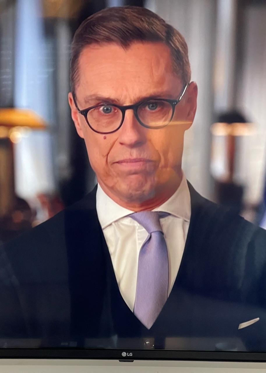 Жители Финляндии увидели кривой галстук президента во время новогоднего обращения Александр Стубб был одет в тёмно синий костюм и тёмный жилет Зрители обратили внимание на галстук который был полностью перекошен пишет газета Iltalehti По данным издания это первый случай когда у главы государства возникают проблемы с этим элементом одежды Фото соцсети Подписаться на Говорит Москва Telegram VK MAX