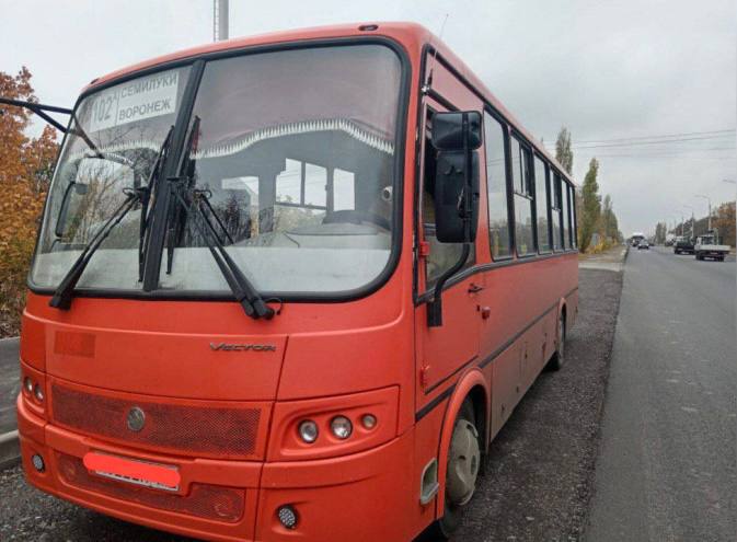 Пенсионерка попала в больницу после поездки на маршрутке в Семилукском районе   Авария произошла у дома №140 на улице 25 лет Октября. 37-летний водитель ПАЗа не убедился, что перевозка людей проходит безопасно, из-за чего пассажирка упала.  Пенсионерку госпитализировали.