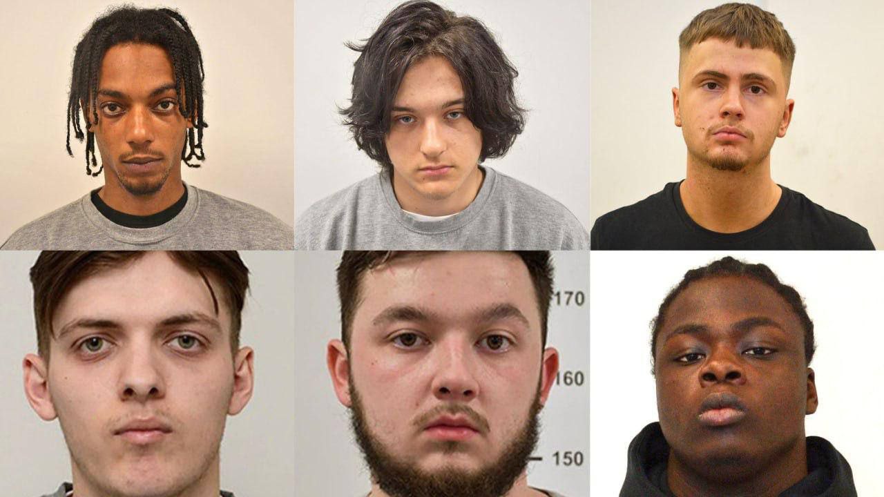 В Великобритании осудили шесть граждан за поджог склада где сохранялась помощь для Украины Они якобы действовали по указанию ЧВК Вагнер и нанесли ущерб на сумму более 1 млн фунтов Организатор преступления приговорен к 23 годам заключения один из его сообщников к 12 годам Суд признал что атака была частью спланированной кампании терроризма в интересах России