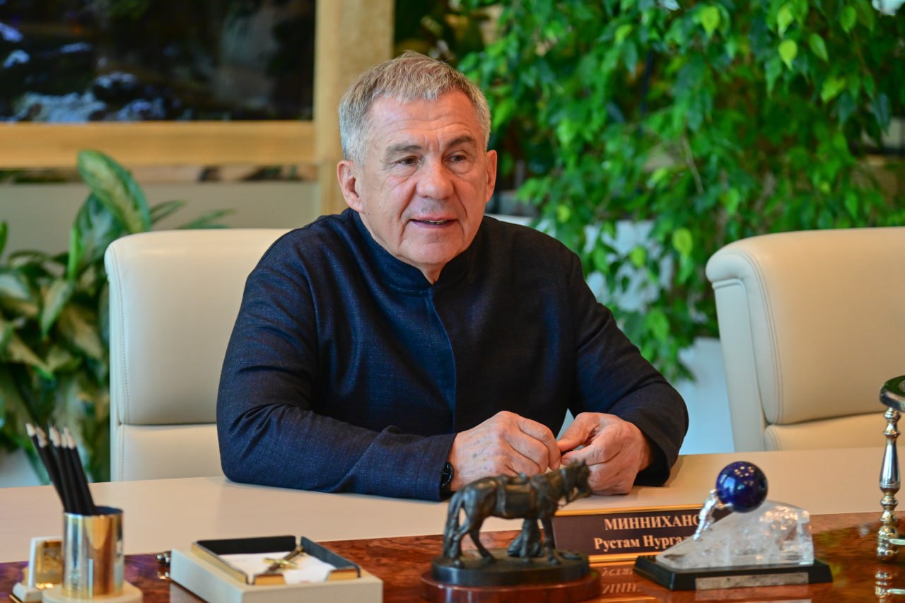 Минниханов поручил провести День семьи в Татарстане на высоком уровне Праздник отмечается на следующей неделе, 8 июля. Он символизирует единство, гармонию и взаимопонимание в семье, подчеркивает важность семейных ценностей. В республике уже стартовала «Семейная неделя» под общим слоганом «Татарстан — территория счастливых семей». Она началась 1 июля во всех муниципальных районах. Ключевыми событиями 8 июля станут церемония вручения микроавтобусов многодетным семьям, в которых воспитывается 10 и более детей, а также фестиваль родословной «Эхо веков в истории семьи — Тарихта без эзлебез». -24 Отправить новость