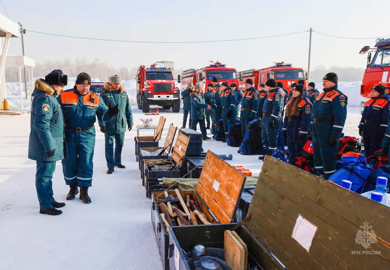 В Омской области готовятся к прохождению паводка и пожароопасного сезона  Подготовка к возможным лесным пожарам и паводку идет в плановом режиме. В регионе определены первоочередные задачи:   заблаговременно выявлены опасные зоны;   спланирован комплекс мероприятий по реагированию на угрозы затопления и пожаров;  подразделения МЧС России осуществляют мониторинг и анализ складывающейся обстановки.   ‍ Для оказания методической помощи в течение недели в регионе работали представители центрального аппарата МЧС России. В рамках подготовки к реагированию на возможные природные чрезвычайные ситуации, специалисты МЧС России:  посетили ряд муниципальных образований в Омской области;  побывали в местах проведения практических мероприятий, в единых дежурно-диспетчерских службах и пожарно-спасательных подразделениях региона;  особое внимание уделено Усть-Ишимскому району, который подвергся затоплению в минувшем 2024 году;  в Тарском районе оценили готовности пункта временного размещения;   в Любинском районе посетили пост «Красный Яр» пожарно-спасательной службы Омской области;  проведена работа с муниципалитетом;  даны методические рекомендации по защите населения и территорий;  проведен смотр подвижного пункта управления и аэромобильной группировки омского МЧС России.   Вопросы готовности к пожароопасному сезону и паводкоопасному периоду 2025 года находятся на особом контроле МЧС России и Правительства Омской области.