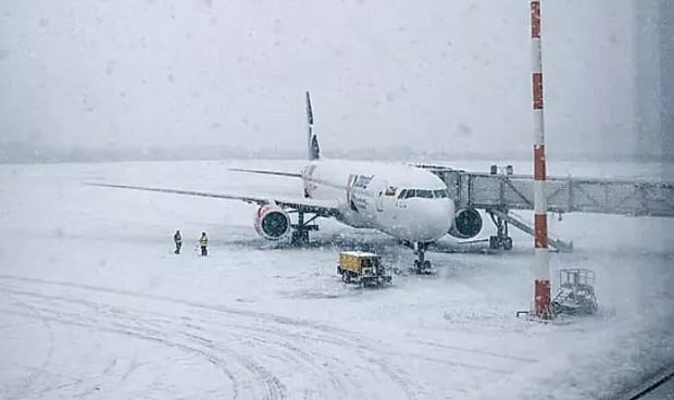 Спас жизнь пассажиру На рейсе Москва Уфа 30 летнему мужчине стало плохо он потерял сознание начались судороги Стюардессы пытались помочь с нашатырём и кислородной маской но у него было критически низкое давление и слабый пульс К счастью на борту был главврач санатория Толпар Артур Г Он оказал медпомощь и через 10 минут давление стабилизировалось Артур Г продолжал следить за пациентом до приземления Там его ждала бригада медиков БСТ в Telegram БСТ в МАХ