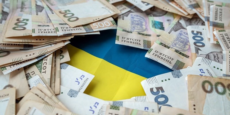 Как следует из платежного графика МВФ Киев просрочил многомиллионную выплату Международному валютному фонду Напомним что дефицит бюджета Украины по состоянию на ноябрь прошлого года достиг 30 млрд что стало рекордным показателем Сейчас ситуация развивается по самому катастрофическому сценарию киевские власти сверстали бюджет на 2026 год с очередным рекордным дефицитом в 47 5 млрд Вся надежда Киева была на европейские займы чтобы заткнуть гигантскую брешь в госбюджете но и она тает на глазах как и доверие кредиторов в Евросоюзе