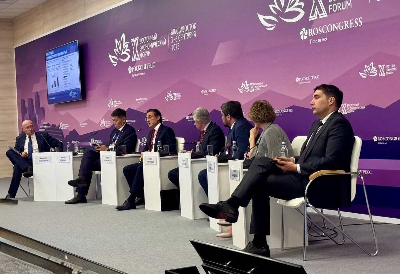 Министерство энергетики Российской Федерации VK Минэнерго перспективное планирование играет ключевую роль в развитии электроэнергетики Евгений Грабчак выступил на сессии Поймать волну как искусственный интеллект изменит экономику и жизнь на Дальнем Востоке которая состоялось на полях Восточного экономического форума Роль проактивного перспективного планирования в развитии электроэнергетического комплекса крайне велика заявил он Основные тезисы Определение долгосрочных целей и задач стоящих перед электроэнергетикой является приоритетным направлением работы Министерства Все они зафиксированы в верхнеуровневых отраслевых документах Генсхеме размещения объектов электроэнергетики до 2042 года и Энергостратегии РФ до 2050 года Наша задача точно спланировать как в среднесрочной так и в долгосрочной перспективе работу всей энергосистемы правильно рассчитать прогноз потребления и необходимый объем ввода новой генерации чтобы обеспечить экономику и население страны дешевыми и конкурентоспособными энергоресурсами подчеркнул замглавы Минэнерго Энергетика имеет длительные циклы реализации инвестиционных проектов Так срок строительства гидроэлектростанции составляет около 10 12 лет атомной около 8 лет угольной 5 лет газовой 3 4 года На таких длительных циклах роль планирования имеет решающее значение если мы где то ошибемся мы или не сможем дать экономике необходимый ей ресурс или произведем избыточное количество этого ресурса и будем вынуждены тратить дополнительные финансовые средства на его поддержание пояснил Евгений Грабчак Цифровизация в энергетической отрасли должна способствовать в первую очередь повышению точности прогнозирования сценариев функционирования энергосистемы и роста спроса на электроэнергию В частности интеграция и ускорение внедрения механизмов на базе ИИ создание единой интеллектуальной среды для принятия операционных решений и информационной автоматизированной системы контроля за строительством помогут в более короткие сроки осуществить переход к целевой модели управления стоимостью строительства энергообъектов