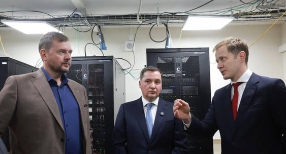 Главе Запорожья показали, как в Архангельской области развивается цифровая медицина и как работает референс-центр, открытый в 2023 году. Здесь в две смены трудятся 38 специалистов, обеспечивая оперативное и качественное описание диагностических снимков — от ЭКГ до КТ и МРТ. В день центр обрабатывает до 1500 исследований. По экстренным показаниям — за 2 часа. Об этом в своём телеграм-канале сообщил губернатор Архангельской области Александр Цыбульский. Он отметил, что цифровые технологии и отечественный искусственный интеллект позволяют не только быстро анализировать результаты, но и повышают точность и безопасность медицинских заключений. А для пациентов это уверенность в своевременной и профессиональной помощи.
