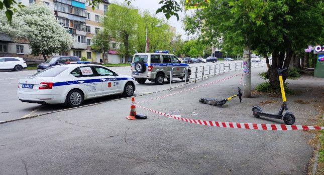В Челябинске несовершеннолетний самокатчик сбил пешехода Пострадавший пожилой мужчина попал в больницу с травмами.
