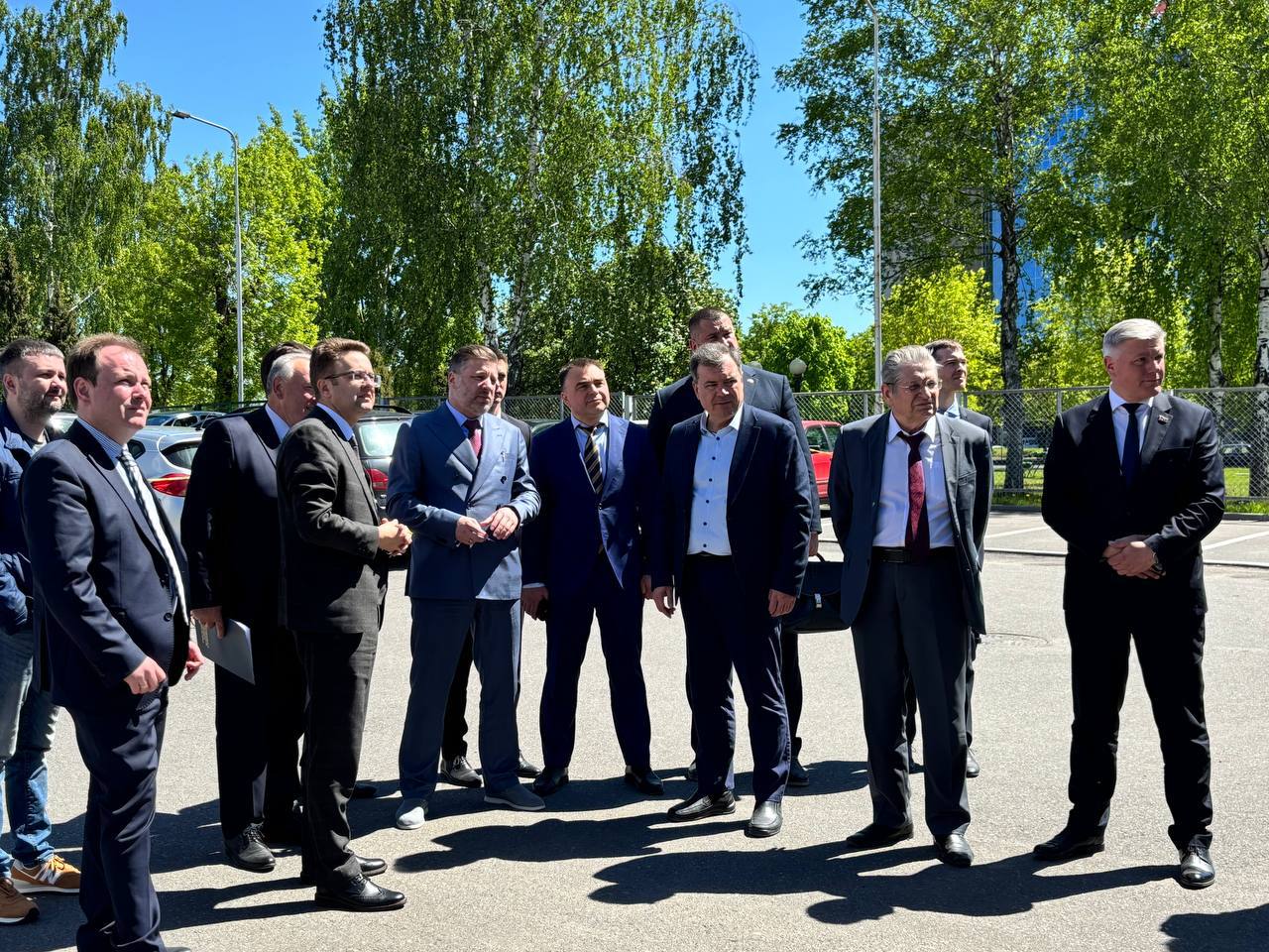 Делегация Смоленской области Российской Федерации посетила ОАО «Могилевлифтмаш» В рамках визита представители делегации познакомились с промышленным потенциалом предприятия. В выставочном центре для почетных гостей из России была проведена презентация выпускаемой продукции. В планах — проведение совместных переговоров, где стороны обсудят вопросы сотрудничества по поставкам лифтового оборудования и создание инвестпроектов.