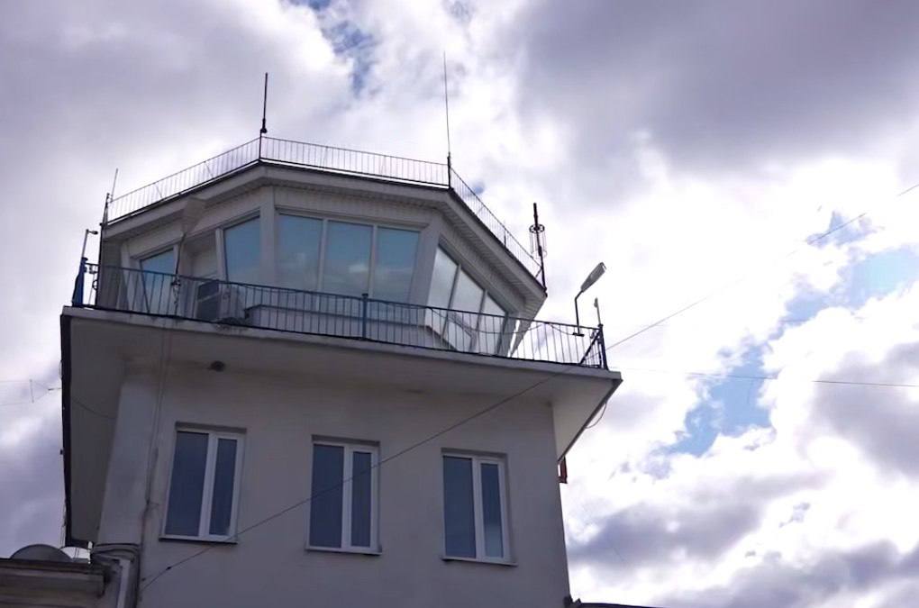 В аэропорту Пскова планируют запустить новую систему посадки СП-90 Этот комплекс радиотехнического и светосигнального оборудования обеспечит самолётам более точный заход на посадку даже при низкой облачности. Псковский аэропорт через несколько месяцев станет аэродромом первой категории посадки международной организации гражданской авиации. При этой категории допускается посадка при видимости на взлётно-посадочной полосе не менее 550 метров. Задержек и отмен рейсов при плохой погоде не будет! Оставайтесь с нами #Псковтуристический #Псковскаяобласть #регион60