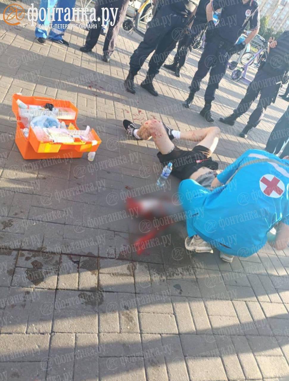 «Лежит весь в крови». У станции метро «Приморская» заметили раненого мужчину  Петербуржцы заметили окровавленного человека у входа на станцию метро «Приморская».