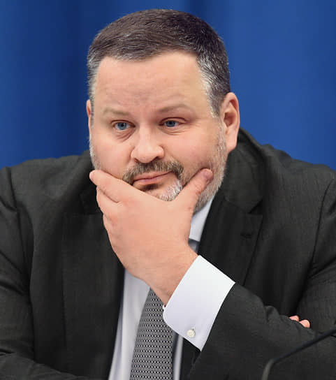 Министр труда РФ Антон Котяков отметил снижение эффекта от материнского капитала и выразил необходимость его модернизации для семей с двумя детьми Котяков отметил что мера востребована но эффект от нее снижается поэтому требуется более существенная поддержка при рождении второго ребенка Министерство труда работает над новыми подходами для поддержки семей при рождении второго и последующих детей Он также заявил что выплаты по уходу за ребенком для родителей с низким доходом часто оказываются ниже прожиточного минимума Министр подчеркнул что необходимо решить эту проблему и повысить выплаты для семей где доход родителей невысокий Пособие по уходу за ребенком выплачивается матери отцу или другому родственнику который находится в отпуске по уходу за ребенком либо вышел на работу до достижения ребенком возраста полутора лет Размер пособия для работающих составляет 40 от среднего заработка за два года С 1 февраля 2025 года минимальная выплата составит 10 тыс рублей максимальная 68 тыс рублей От Первого Лица Бусты