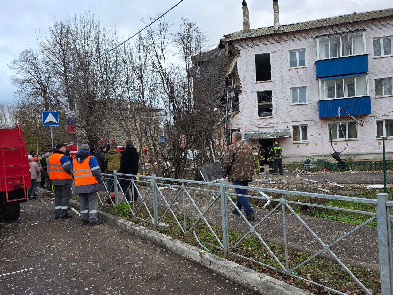 Утром в поселке Куркино произошел взрыв бытового газа в многоквартирном доме В результате произошло частичное обрушение торцевой стены первого подъезда кровли и перекрытий второго и третьего этажей На месте происшествия работают оперативные службы и глава администрации Геннадий Калина В настоящее время организован пункт временного пребывания в школе 1 ул Октябрьская д 90 На место происшествия направлено 7 бригад скорой помощи первая прибыла через 12 минут Двое пострадавших средней степени тяжести направлены в Ефремовскую больницу Информация по пострадавшим уточняется По моему поручению на место происшествия выехал Игорь Казенный заместитель председателя регионального правительства Подписывайтесь на мой канал в MAX
