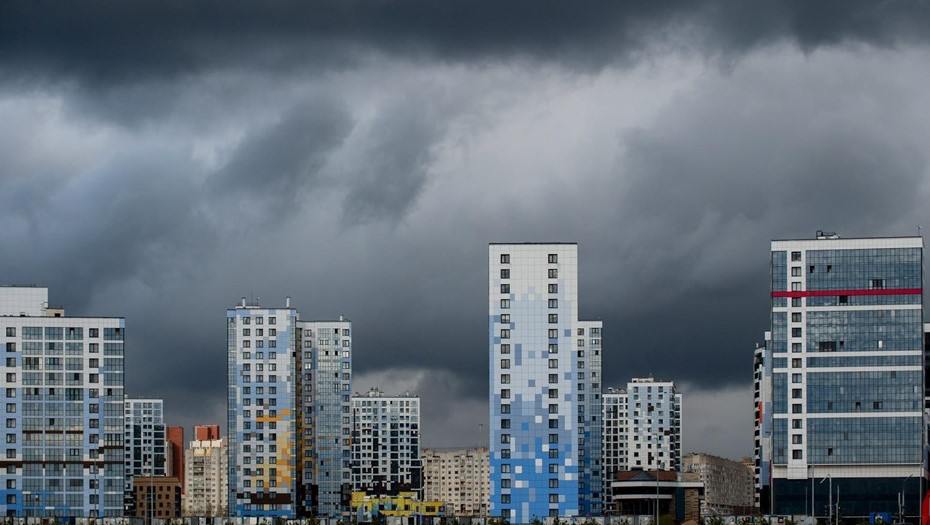 "Квадрат" в новостройках Петербурга по итогам апреля оценили в 261,6 тыс. рублей В апреле новостройки в Петербурге подорожали на 1,5% — до 261,6 тыс. рублей за "квадрат", подсчитали в компании "Мир квартир". Самый заметный рост произошёл в Нижнем Тагиле +7,6% , Грозном +4% и Астрахани +3,6% . Снижение цен отмечено в Махачкале –3,7% , Улан-Удэ –2,3% и Оренбурге –1,7% . В Москве новостройки подорожали на 1,3% — до 415,6 тыс. рублей за м2, а в Подмосковье — на 1,1%, до 200,1 тыс. рублей. Фото: Сергей Ермохин/"ДП"