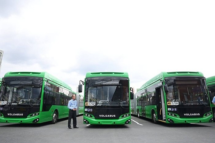 Стало известно на каких маршрутах в Екатеринбурге появятся новые автобусы В Екатеринбург привезут еще 15 новых автобусов Как сообщает близкий к мэрии Telegram канал Екатеринбург Главное их распределят между тремя маршрутами 51 Елизавет центр Академический 57 ДМБ 9 центр Елизавет 67 ДМБ 9 центр Солнечный Так ранее стало известно что до 2028 год в Екатеринбурге планируется закупить 110 трёхсекционных трамваев 100 троллейбусов и 50 автобусов uralweb ru