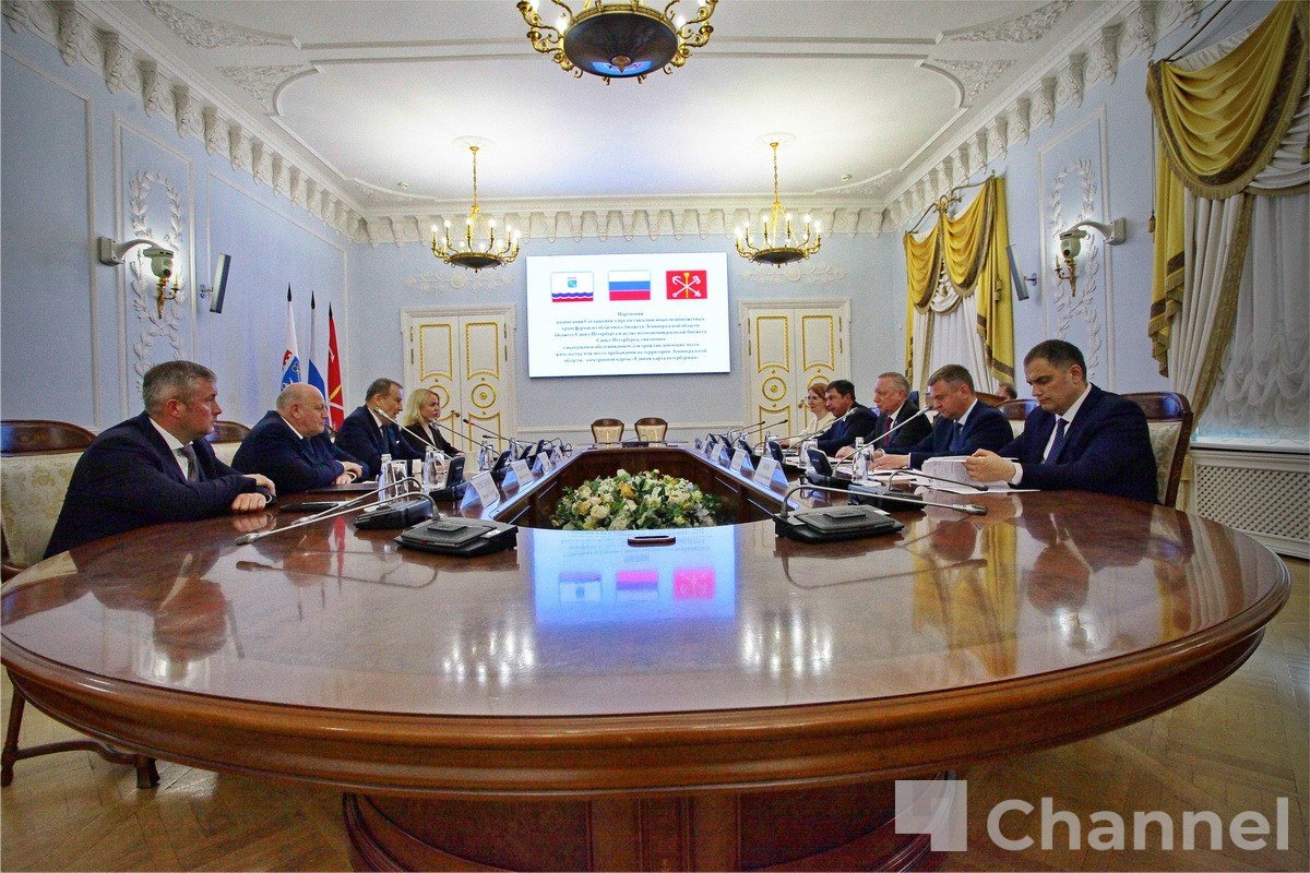 Губернатор Ленобласти Александр Дрозденко и губернатор Санкт-Петербурга Александр Беглов подписали соглашение о создании единой карты жителя 47 и 78 регионов. "С 1 июня банк "Санкт-Петербург" начнет принимать заявления на выпуск карты. А с 1 июля мы ожидаем подключения еще четырех банков. Это – ВТБ, Сбербанк, Промсвязьбанк, Газпромбанк", - отметил губернатор Ленинградской области Александр Дрозденко. Губернатор Ленинградской области стал инициатором проекта. Новый инструмент создается на базе Единой карты петербуржца. Карта настраивается индивидуально: кому-то важен льготный проезд, а для кого-то она станет единым социальным счетом. Пенсионеры Ленобласти, например, смогут пополнить карту на 475 рублей и ездить без ограничений по 47 и 78 регионам. Анастасия Илюшина/47channel 47channel.ru - о жизни Ленинградской области и не только