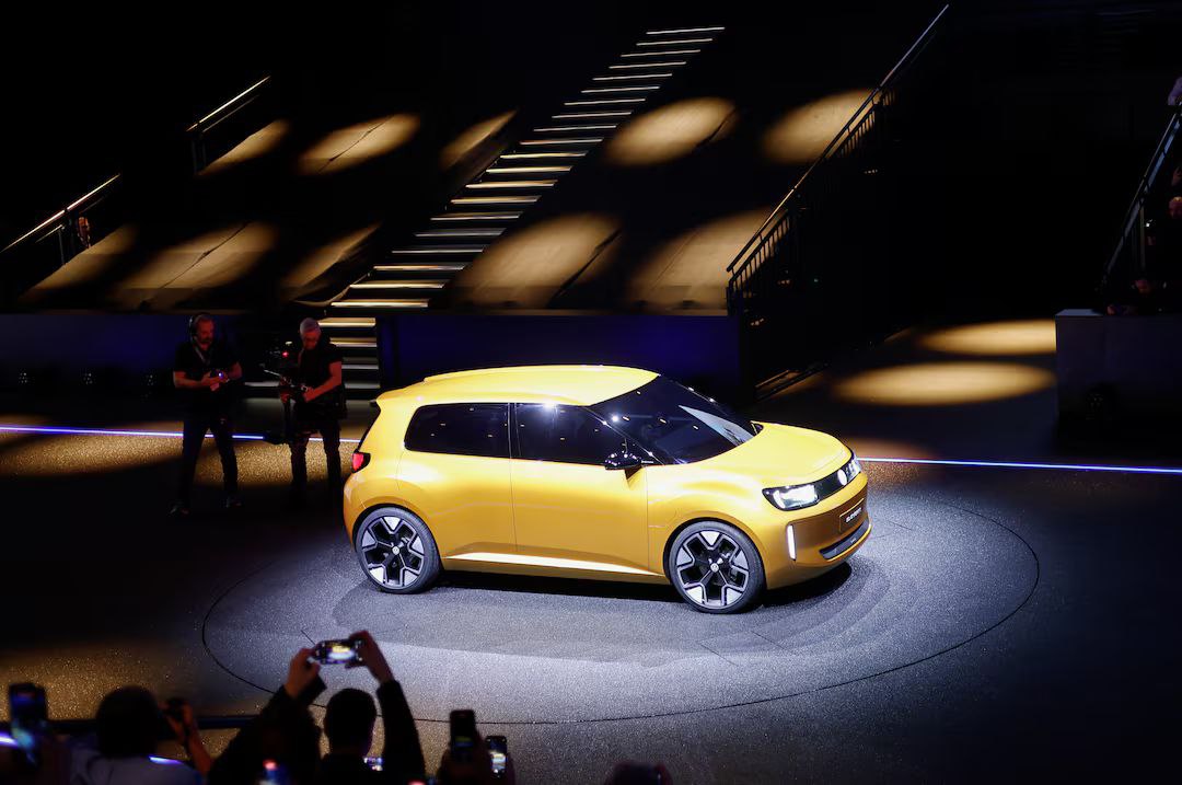 Продажи полностью электрических автомобилей впервые превзошли продажи бензиновых автомобилей в Европейском Союзе в декабре сообщает Reuters Это произошло несмотря на то что политики предложили ослабить правила выбросов Продажи электромобилей гибридов и подзаряжаемых гибридов выросли на 51 5 8 и 36 7 соответственно В совокупности это составило 67 от всех продаж на авторынке В декабре 2024 года показатель оценивался в 57 8 Подписаться на PRO transport