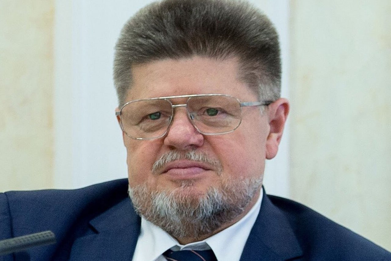 Суд освободил бывшего главного нарколога России Евгения Брюна Суд освободил бывшего главного нарколога Евгения Брюна от отбытия наказания по делу о мошенничестве с тест контейнерами Об этом РИА Новости сообщил один из участников процесса Суд освободил Евгения Брюна от отбытия наказания в виде лишения свободы в связи с заболеванием не совместимым с нахождением в местах лишения свободы рассказал собеседник агентства В 2022 году Брюн был приговорен к семи годам колонии По делу о завышении цен на тест контейнеры для анализов на наркотики осуждены еще четыре фигуранта Они признаны виновными в хищении средств департамента здравоохранения Москвы на сумму свыше 138 млн руб вину они не признали Весной 2025 года апелляционная инстанция Мосгорсуда оставила приговор без изменений Защита обжаловала его в кассации заседание назначено на 28 января Читайте Газету Ru в MAX