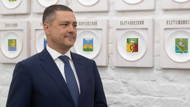 Губернатор Псковской области Михаил Ведерников пригласил жителей Латвии которые страдают от русофобских настроений в этой стране переезжать в регион не дожидаясь возможного выдворения По его словам с начала года из прибалтийских республик в регион приехало уже более 1400 человек Пользуясь случаем хочу ко всем обратиться к русским к латышам Если вы чувствуете притеснение по национальному признаку не дожидайтесь когда вас в считанные часы с небольшим количеством личных вещей власти прибалтийских республик выставят на границу заявил Ведерников добавив что власти региона готовы оказать необходимую помощь с размещением трудоустройством а также оформлением детей в детсады и школы