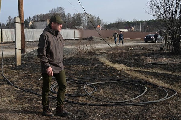 Губернатор, чья область была лидером по лесным пожарам, награжден медалью МЧС  Свердловский губернатор Евгений Куйвашев награжден медалью МЧС России "За отличие в ликвидации последствий чрезвычайной ситуации". Торжественная церемония вручения состоялась сегодня, 18 декабря. Власти региона отмечают, что в пожароопасный сезон 2024 года на Среднем Урале было зафиксировано "рекордно низкое число лесных пожаров".  А вот по официальным данным департамента лесного хозяйства по УрФО, в мае 2024 года возглавляемая Куйвашевым область была абсолютным лидером Уральского федерального округа по числу лесных пожаров, только в одной Свердловской области за этот период произошло столько же пожаров, сколько во всех остальных регионах УрФО вместе взятых. В прошлом же году в регионе ситуация и вовсе была аховая, когда практически полностью сгорели два поселка.  Губернатор я не гордый — я согласен на медаль...