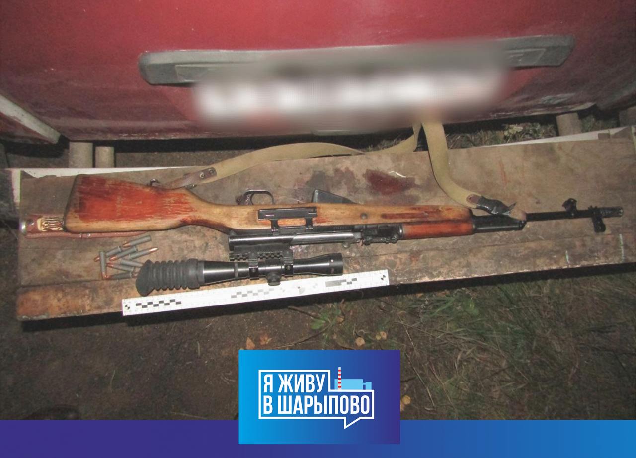 Трое жителей Шарыповского округа стали фигурантами уголовного дела за отстрел косуль В сентябре недалеко от деревни Скворцово трое мужчин 44 53 и 34 лет решили устроить себе поход за мясом Без лицензии без разрешения зато с ружьем Но поездка завершилась не на кухне а рядом с патрульной машиной Сотрудники ОГИБДД МО МВД России Шарыповский совместно с охотнадзором остановили Ниву для проверки В салоне ружье зарегистрированное и пакет с мясом Быстро выяснилось добыча незаконно убитые косули Проверка показала мужчины без всякого разрешения отправились в лесной массив подстрелили двух косуль освежевали туши и поехали в Шарыпово вероятно праздновать удачную охоту Ущерб природе 320 тысяч рублей Возбуждено уголовное дело по ч 2 ст 258 УК РФ Незаконная охота Санкция статьи до 5 лет лишения свободы Беречь природу это не пожелание а закон А нарушителям охота может обернуться совсем не тем трофеем на который они рассчитывали