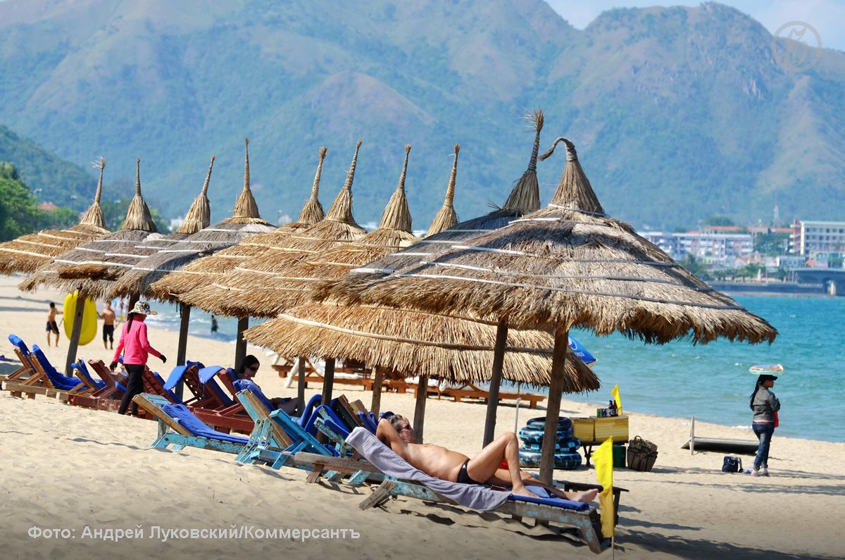 Вьетнам и Япония продемонстрировали в текущем году наиболее заметный рост спроса среди российских туристов Во Вьетнаме граждане отдыхают покупая туры а Японией интересуются самостоятельные путешественники Интерес к азиатским направлениям для отпуска связан с повышением доступности поездок за рубеж за счет укрепления рубля и расширения авиасообщения Терять российских туристов начали Турция и постсоветские страны Ъузнал