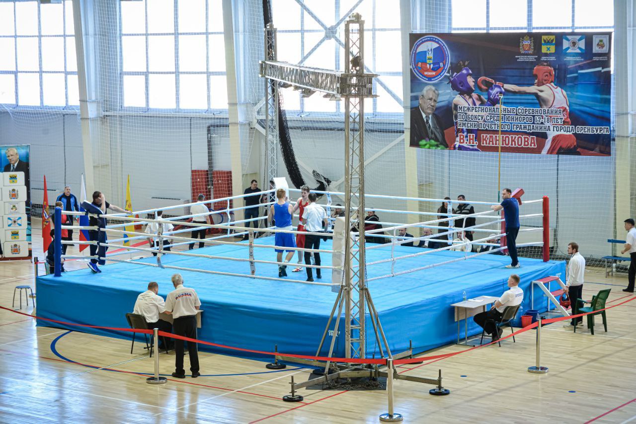Названы победители межрегионального турнира по боксу памяти Владимира Канюкова Про Спорт Соревнования имени Почетного гражданина города Оренбурга доктора медицинских наук профессора Владимира Канюкова среди юниоров и юниорок 17 18 лет проходили 14 17 января на базе Училища Олимпийского резерва В юбилейном турнире 30 м по счету принимали участие более 70 спортсменов из Оренбуржья Мордовии Пензенской области Башкортостана и Казахстана Финальные бои прошли накануне По их итогам в число победителей вошли 7 оренбуржцев Это Инас Атажанов 51 кг Маснави Сангов 54 кг Семен Шнитенков 57 кг Джамал Джумаев 63 5 кг Данил Шман 67 кг Герман Иванов 71 кг и Егор Служаев 92 кг Лучшим боксером турнира стал Егор Служаев Лучшим судьей оренбуржец Александр Марков Приз за лучшее технико тактическое мастерство забрал Маснави Сангов а спецпризы у Дамира Мурзакаримова и Джамала Джумаева Фото мэрия Оренбурга Сайт Telegram VK Max 16 oren4oren