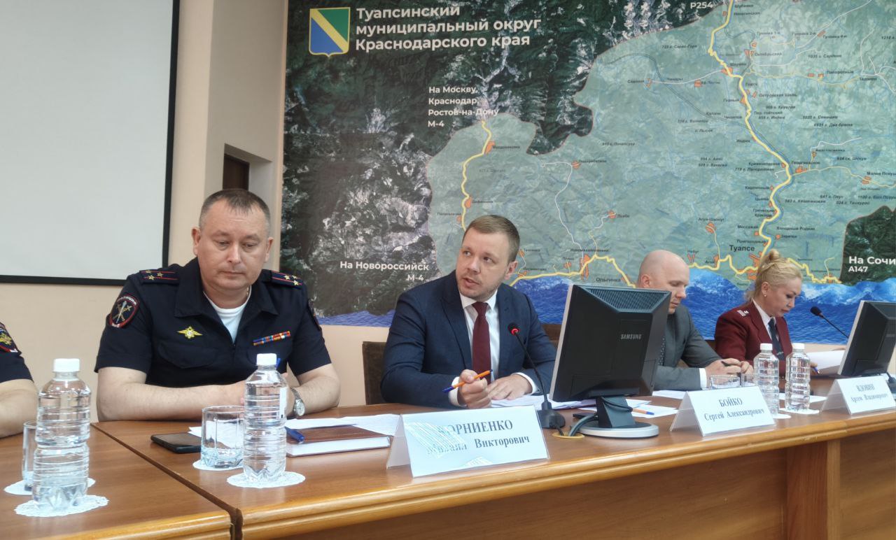 Вместе с коллегами из силового блока и надзорных органов провели Совет безопасности Один из основных пунктов повестки - обеспечение безопасности жителей и гостей Туапсинского округа в летний курортный сезон. В 2024 году у нас отдохнули 2 миллиона 261 тысяча 945 туристов. В нынешнем году ожидаем значительный прирост турпотока. И наша задача обеспечить стопроцентную безопасность. В округе 13 пляжных территорий. Везде есть освещение, установлены камеры видео наблюдения с выводом на ЕДДС. На большинстве пляжей оборудованы тревожные кнопки. В помощь нашим полицейским, традиционно, прибудет усиление из других регионов. Совместно с Росгвардией ведём постоянный мониторинг антитеррористической защищенности объектов санаторно-курортного и гостиничного комплекса. Также обсудили проблему, которая вызывает общую обеспокоенность. Это скопление на обочинах трассы М4 «Дон» большегрузных автомобилей. С Туапсинским морским торговым портом этот вопрос поднимался неоднократно, но ощутимых сдвигов как не было, так и нет. Скоро поток машин на автотодороге возрастёт в сотни раз. А фуры, заполонившие обочины, создают серьёзные риски ДТП. Чтобы поставить точку, нужны совместные усилия, как со стороны окружной администрации и силовиков, так и со стороны руководства порта. В ближайшие дни проведём рабочую встречу. То, что курортный сезон будет непростой, понятно уже сейчас. И мы обязаны предпринять совместные усилия, чтобы пройти его без чрезвычайных ситуаций. Эту задачу я ставлю перед аппаратом администрации и надеюсь на поддержку всех служб